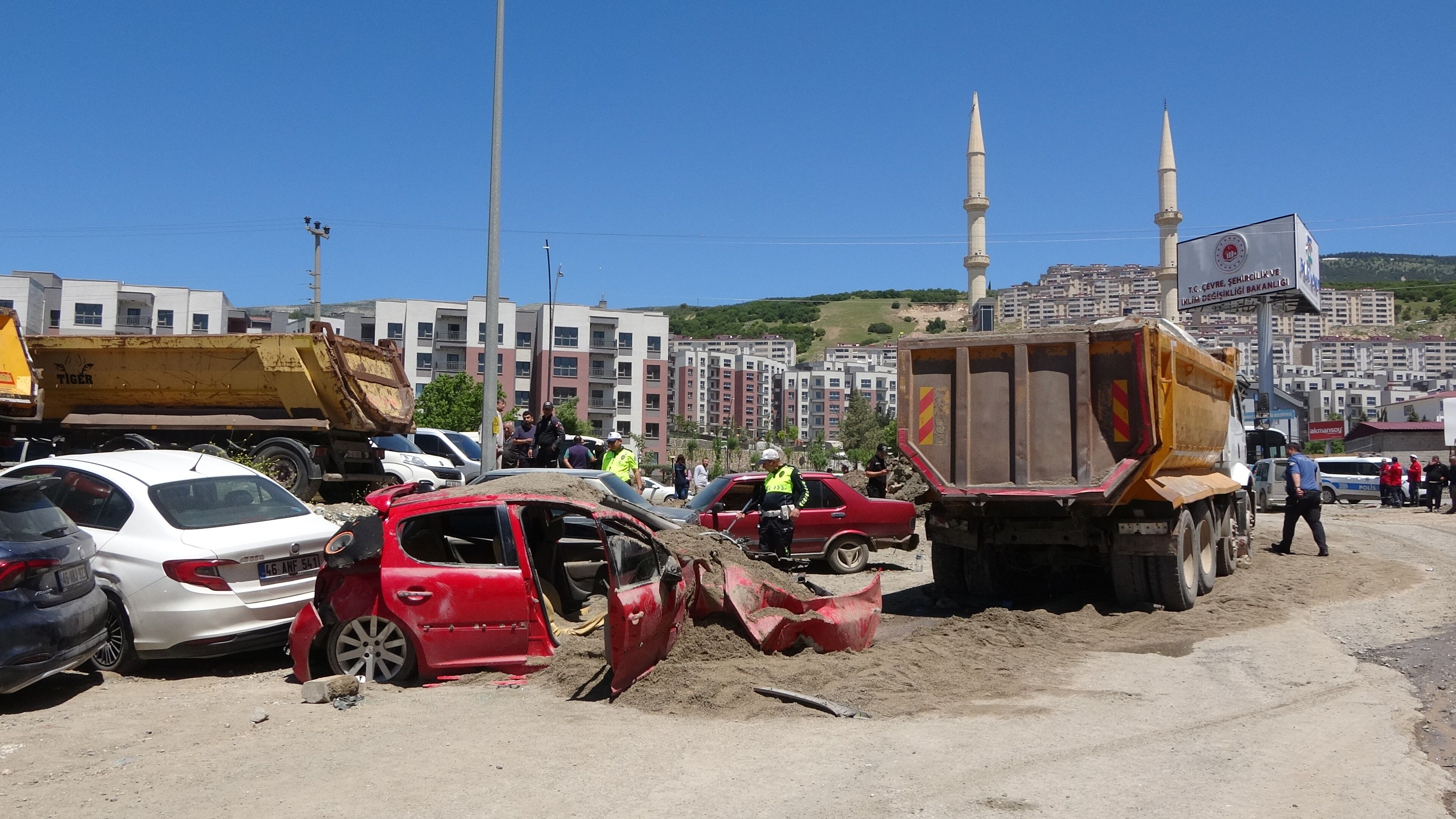 Freni Boşalan Kamyon 7 Araca Çarptı 6 Yaralı