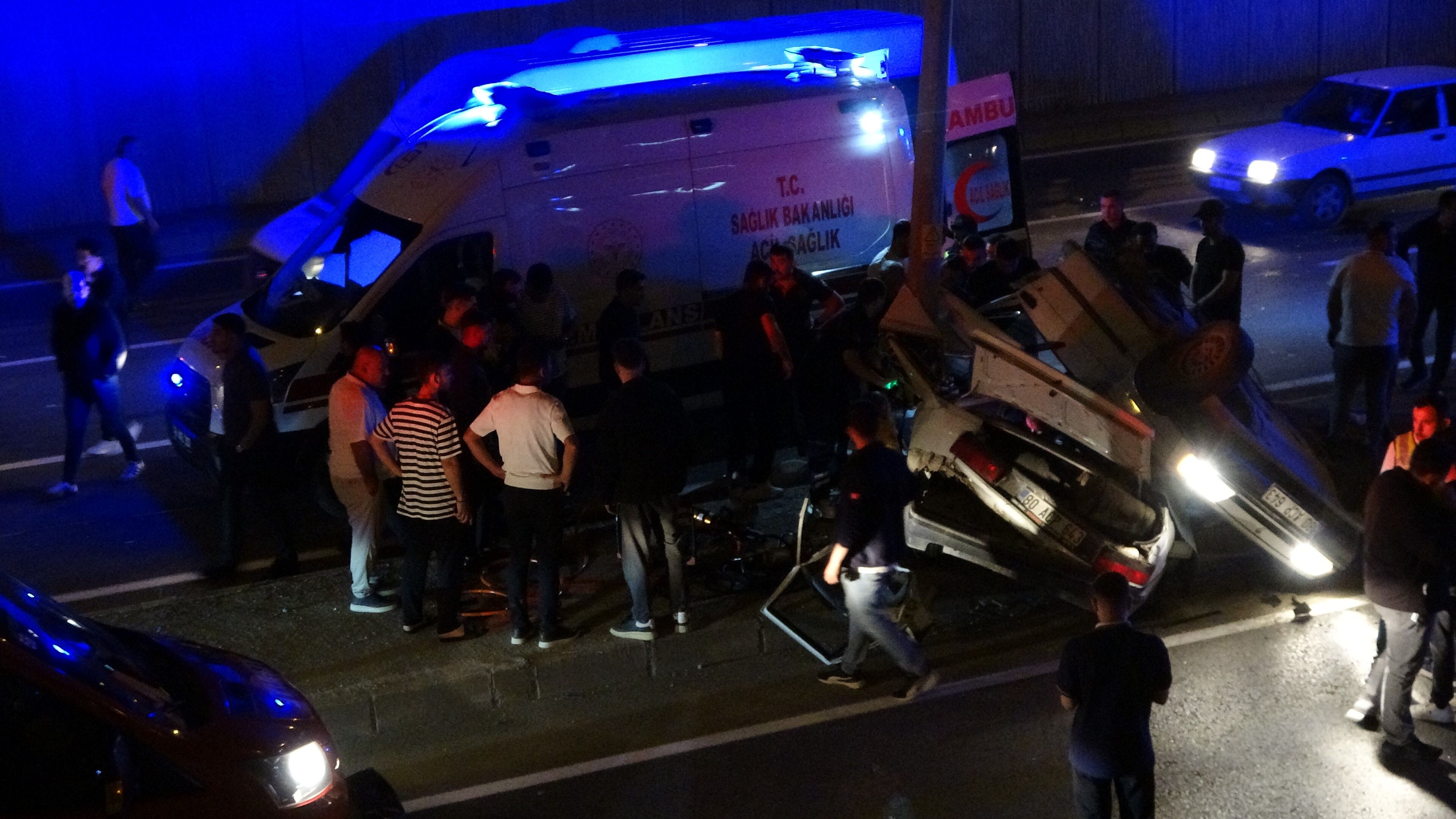 Otomobil Direğe Çarptı: 1'i Ağır 3 Yaralı