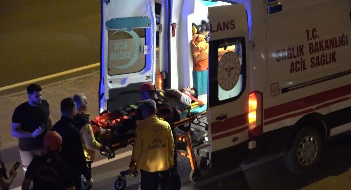 Otomobil Direğe Çarptı: 1'i Ağır 3 Yaralı-1