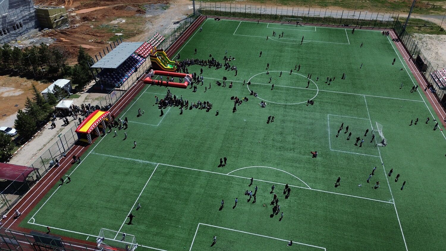 Afşin’de Çocuk Şenliği Coşkusu Minikler Doyasıya Eğlendi (1)