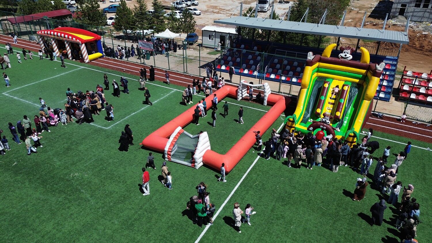 Afşin’de Çocuk Şenliği Coşkusu Minikler Doyasıya Eğlendi (3)