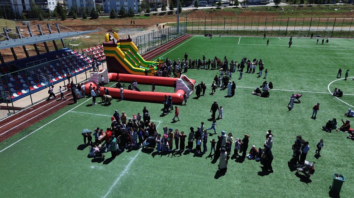 Afşin’de Çocuk Şenliği Coşkusu Minikler Doyasıya Eğlendi (6)