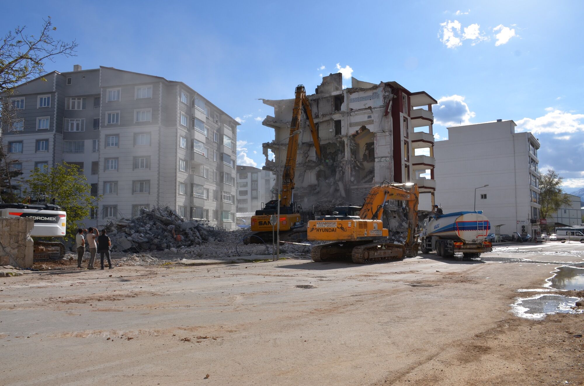 Afşin’de Rezerv Alanındaki Binaların Yıkımı Sürüyor (3)