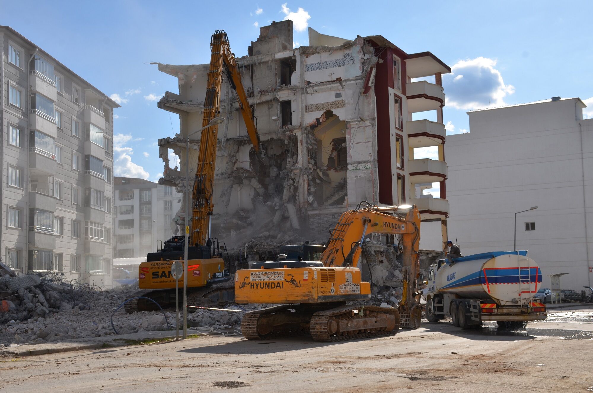 Afşin’de Rezerv Alanındaki Binaların Yıkımı Sürüyor (4)