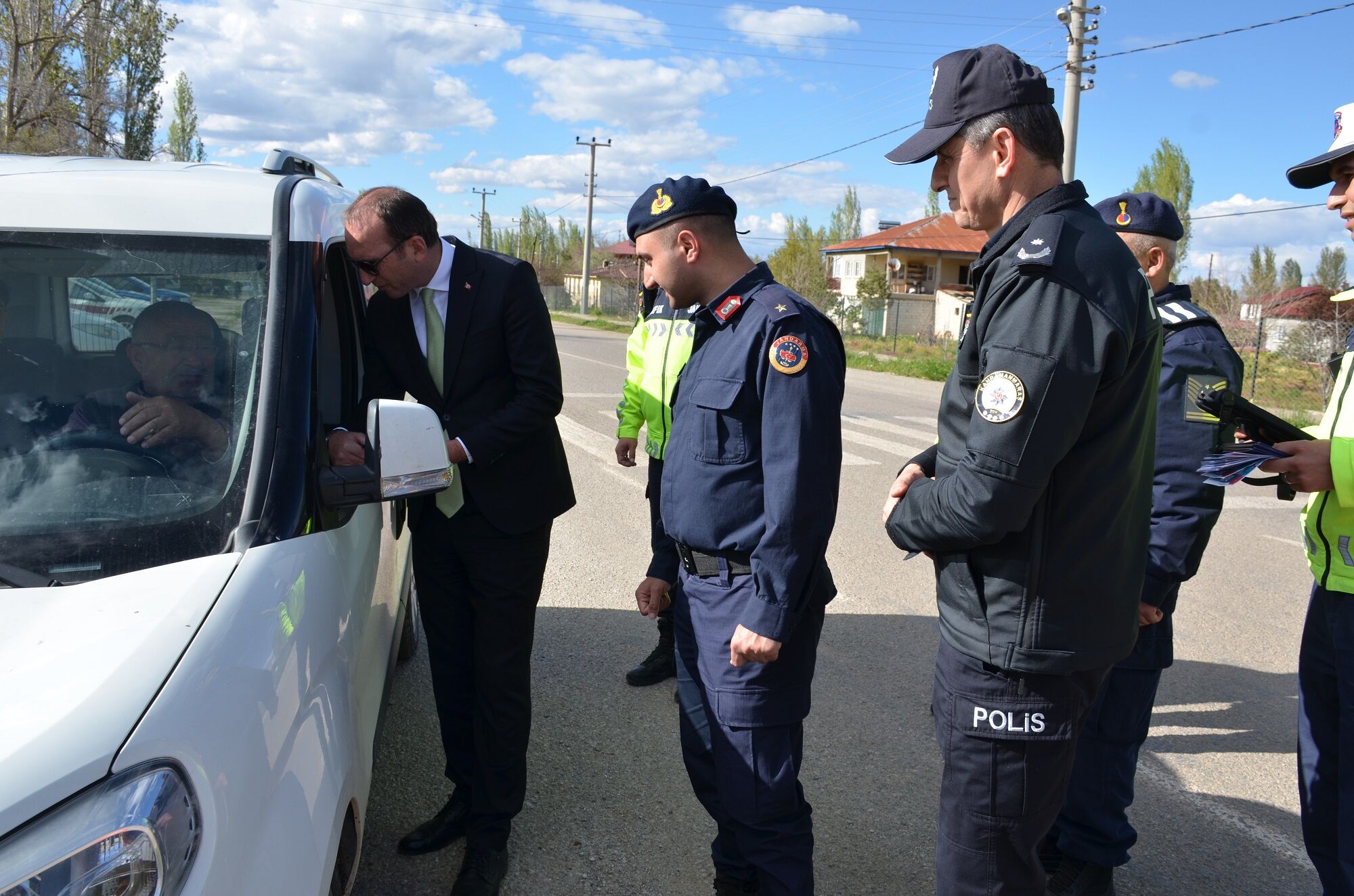 Afşin’de Trafik Haftası Kapsamında Sürücülere Bilgilendirme Yapıldı (4)