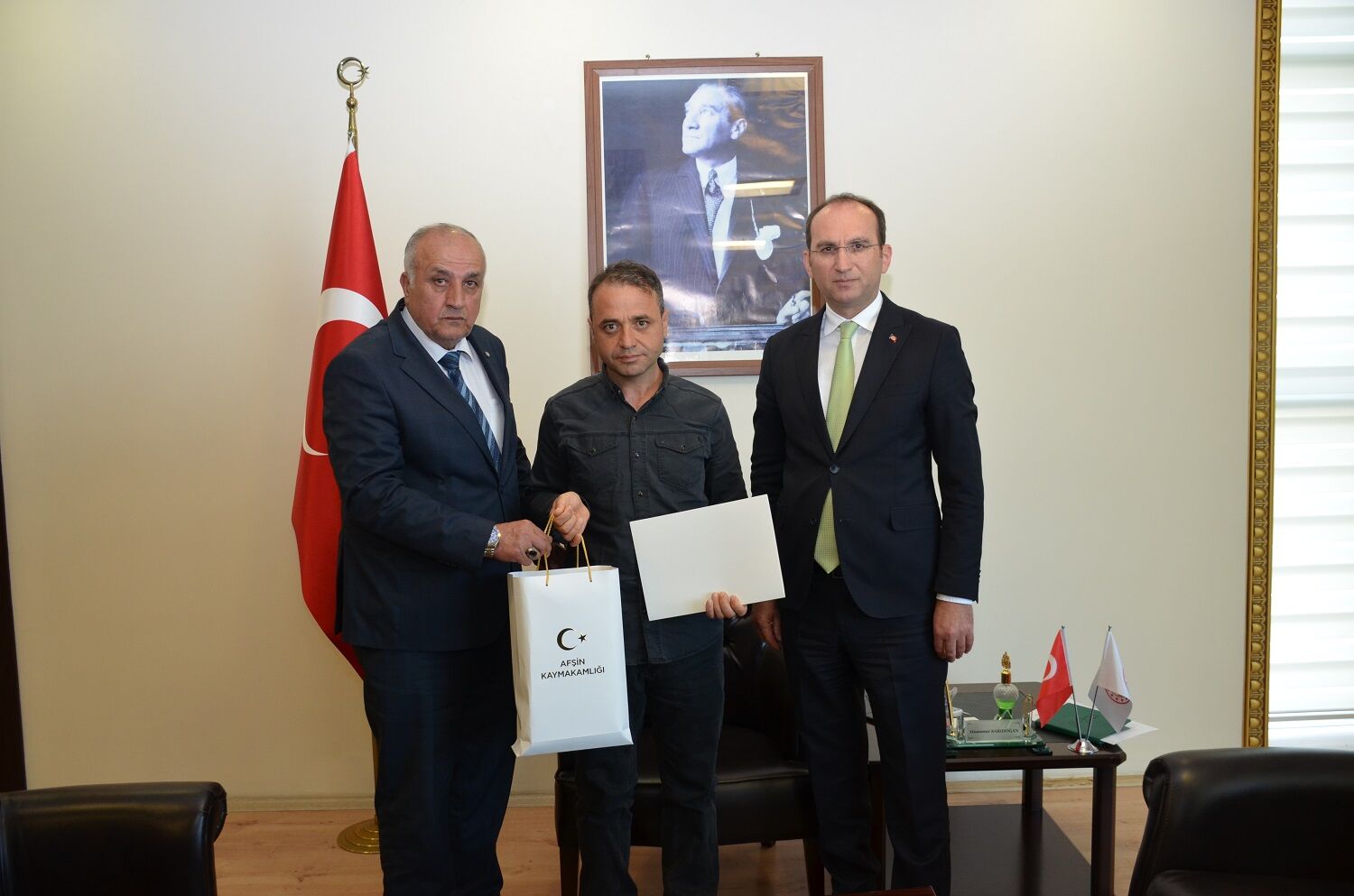 Afşin’de Trafik Kurallarına Uyan Örnek Sürücüler Ödüllendirildi (2)