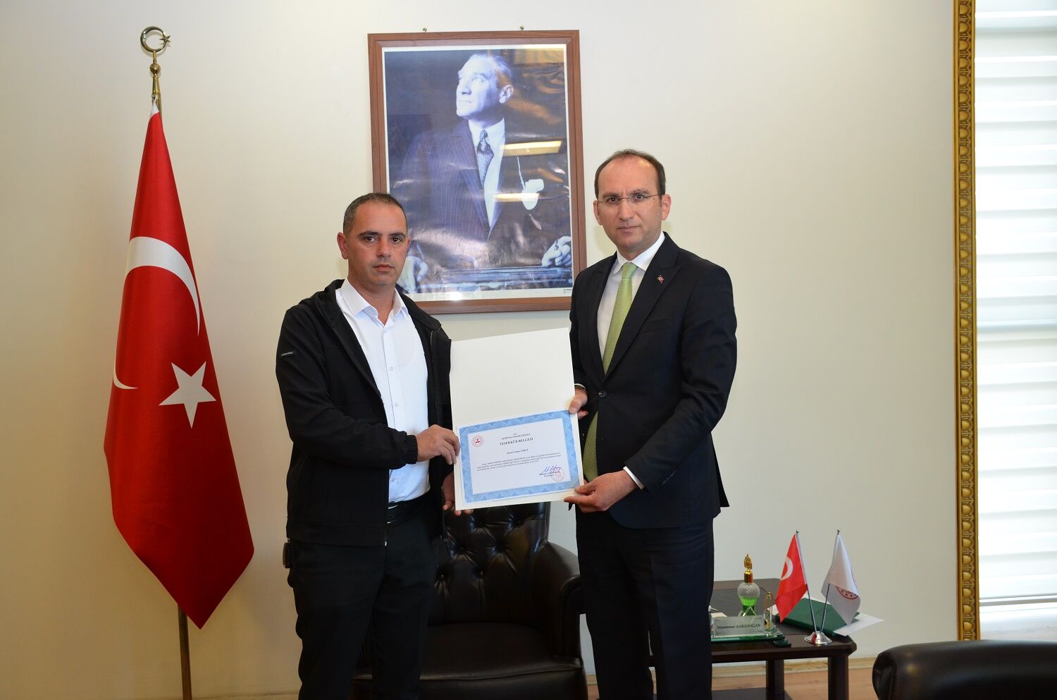 Afşin’de Trafik Kurallarına Uyan Örnek Sürücüler Ödüllendirildi (3)