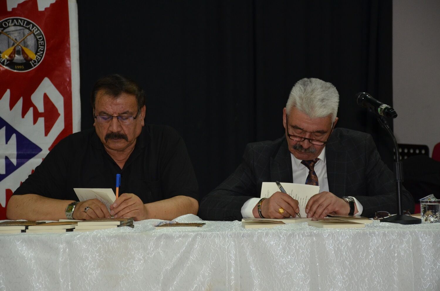 Aşık Aliyar Arslan’ın Kitap Tanıtım Ve İmza Günü Gerçekleştirildi (12)