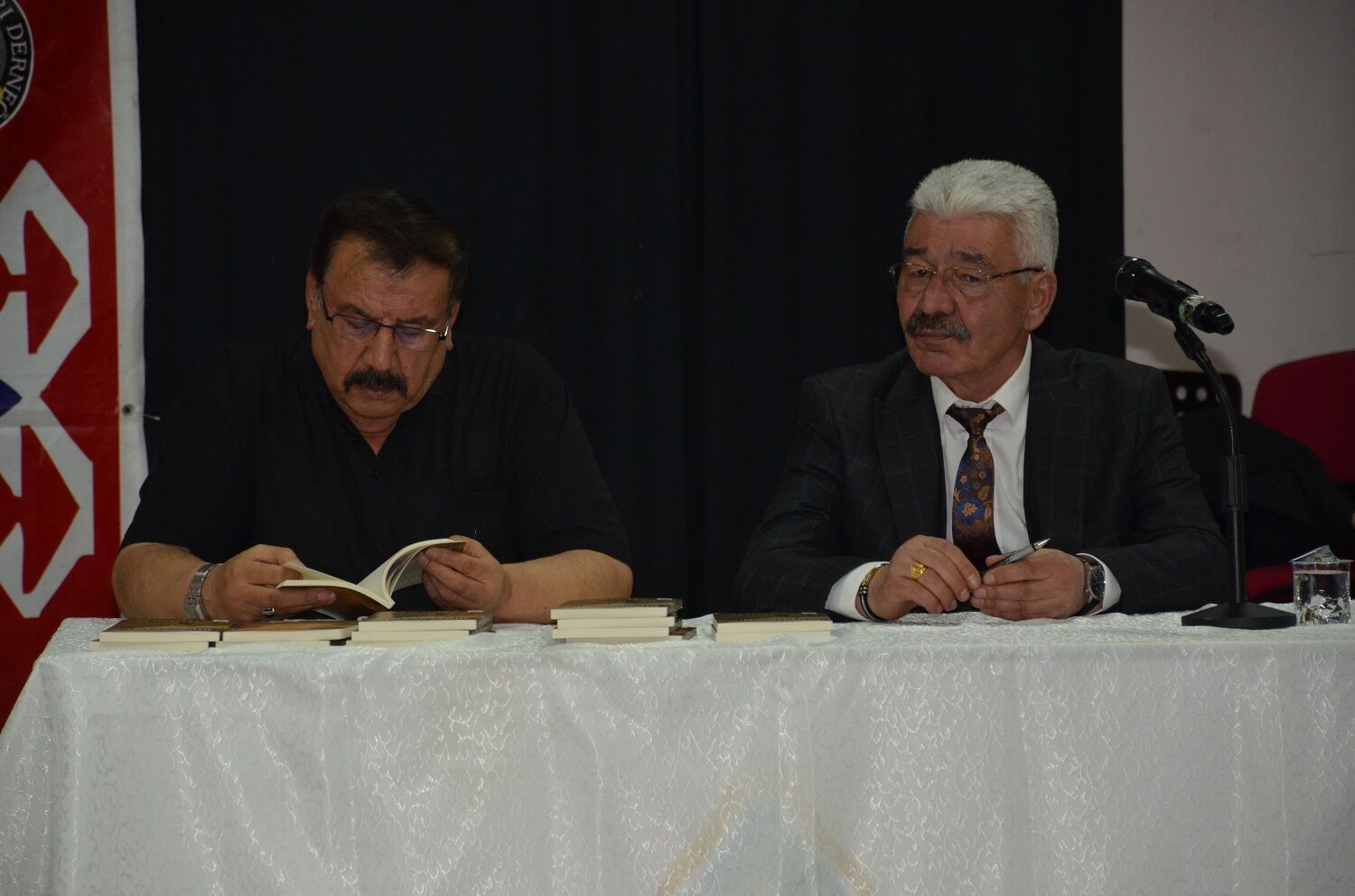 Aşık Aliyar Arslan’ın Kitap Tanıtım Ve İmza Günü Gerçekleştirildi (6)