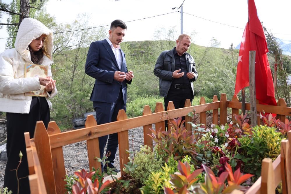 Ayla Öğretmenin Oğlu Anneler Günü'ne Buruk Girdik 1