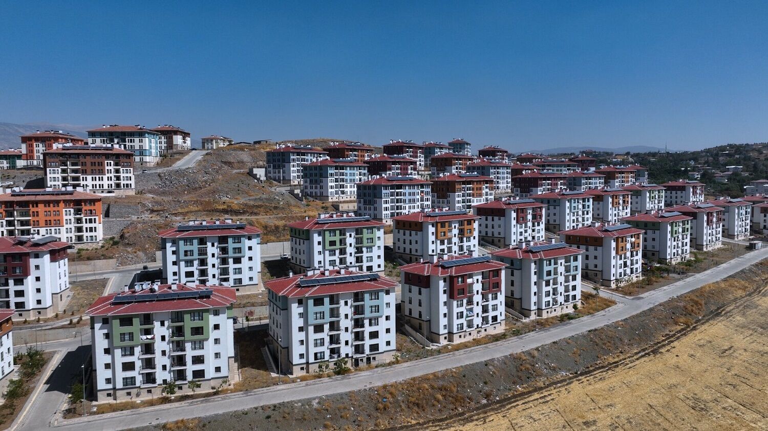 Bakan Kurum, Yeni Evine Kavuşan Ailenin Bayram Sevincini Paylaştı (1)
