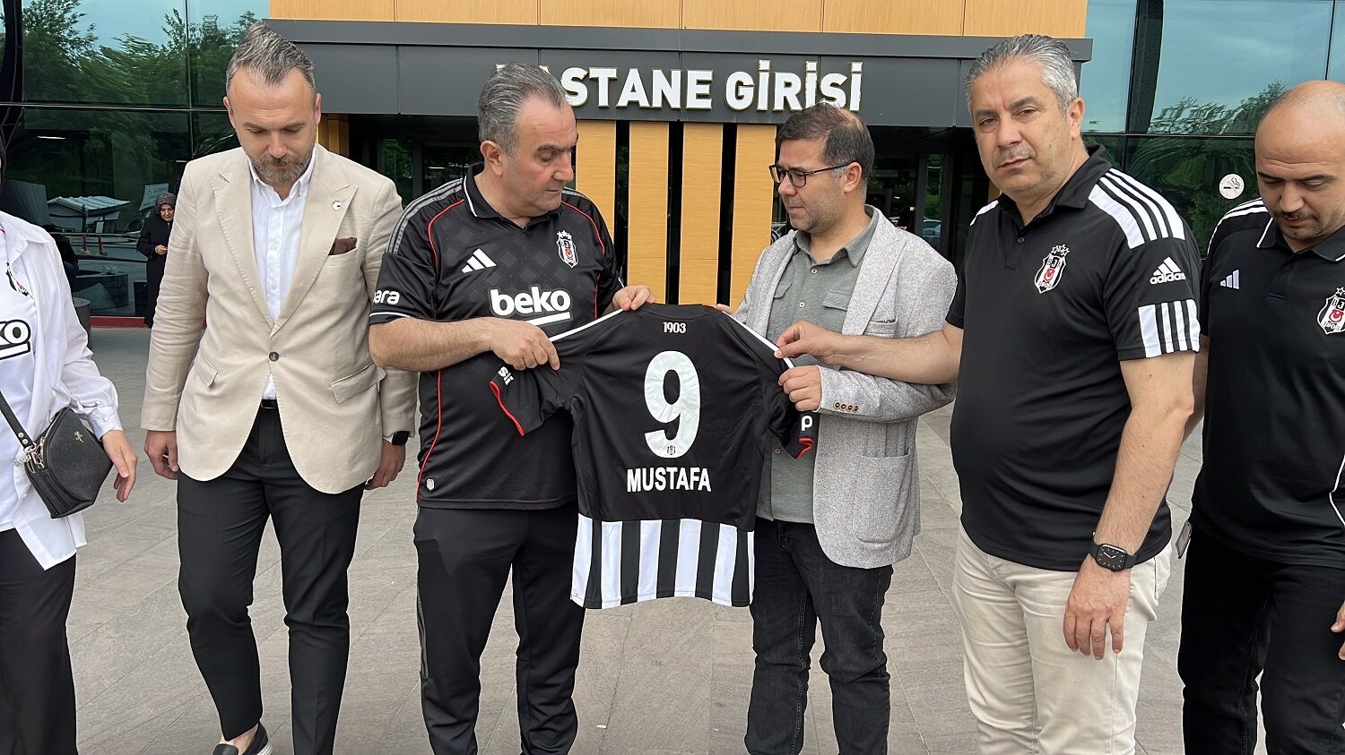 Beşiktaşlılardan Saldırıda Yaralanan Öğrenci Mustafa Aslan'a Anlamlı Ziyaret (2)