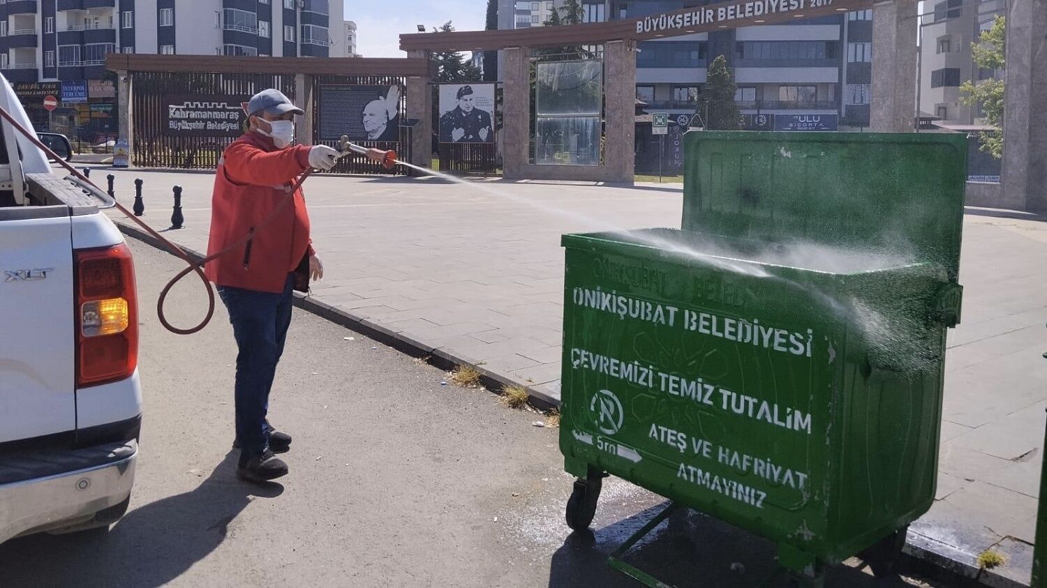 Büyükşehir’den Bayram Mesaisi; Temizlik Ve İlaçlama Aralıksız Sürüyor (1)