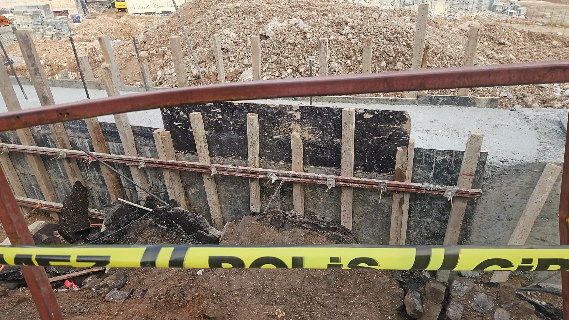 Çöken Yol Çocuğu Toprakla Duvar Arasına Sıkıştırdı (1)