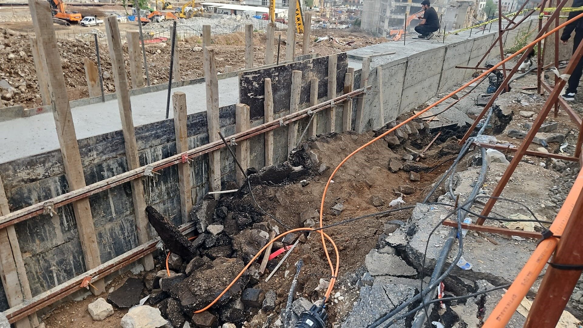 Çöken Yol Çocuğu Toprakla Duvar Arasına Sıkıştırdı (4)