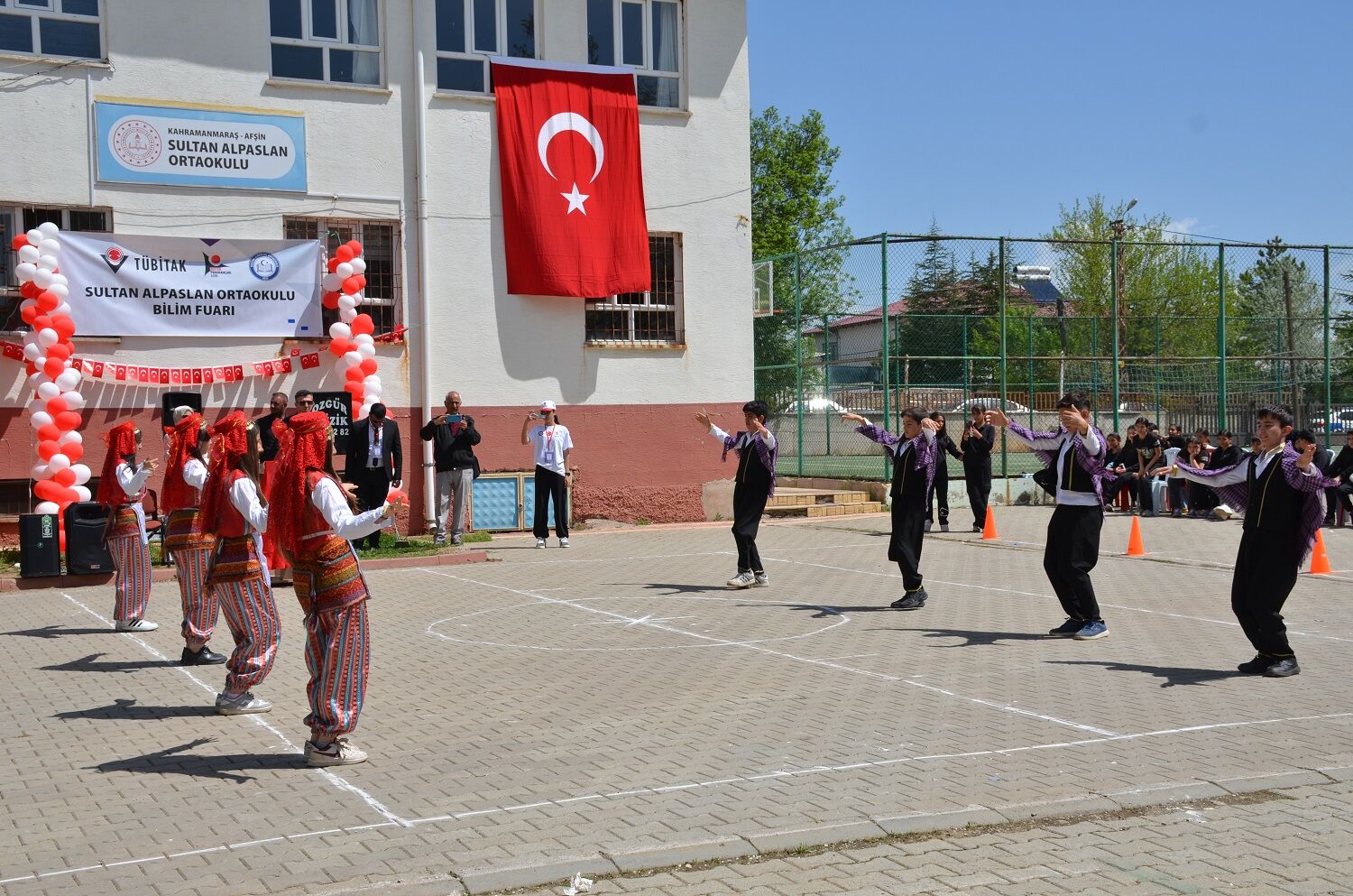 Sultan Alparslan Ortaokulu’nda TÜBİTAK Bilim Fuarı Açıldı