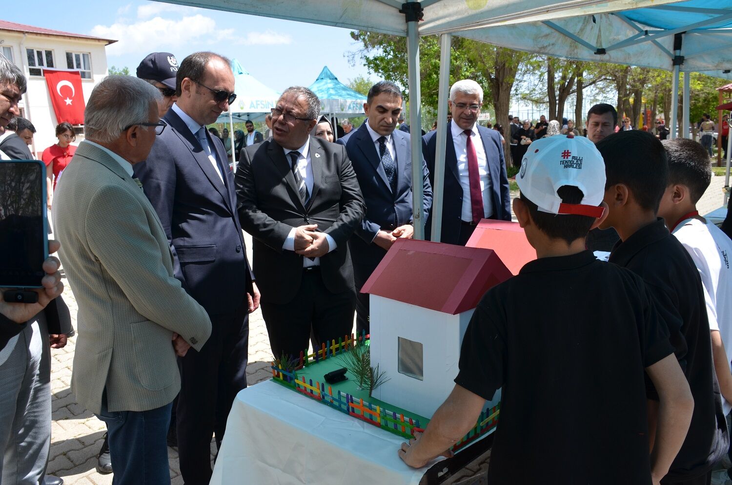Sultan Alparslan Ortaokulu’nda TÜBİTAK Bilim Fuarı Açıldı