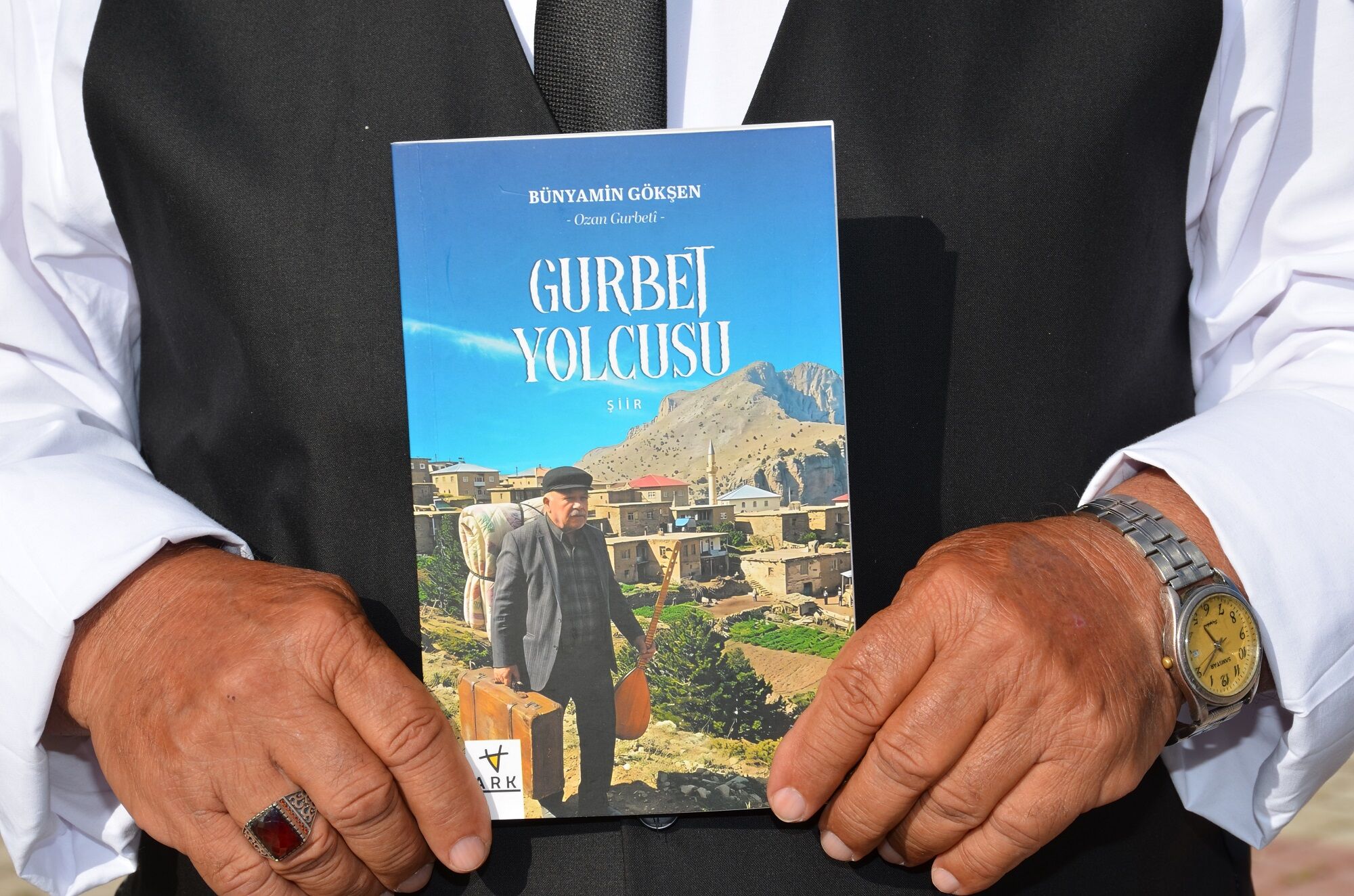 “Gurbet Yolcusu” Şiir Kitabı Okuyucuyla Buluştu