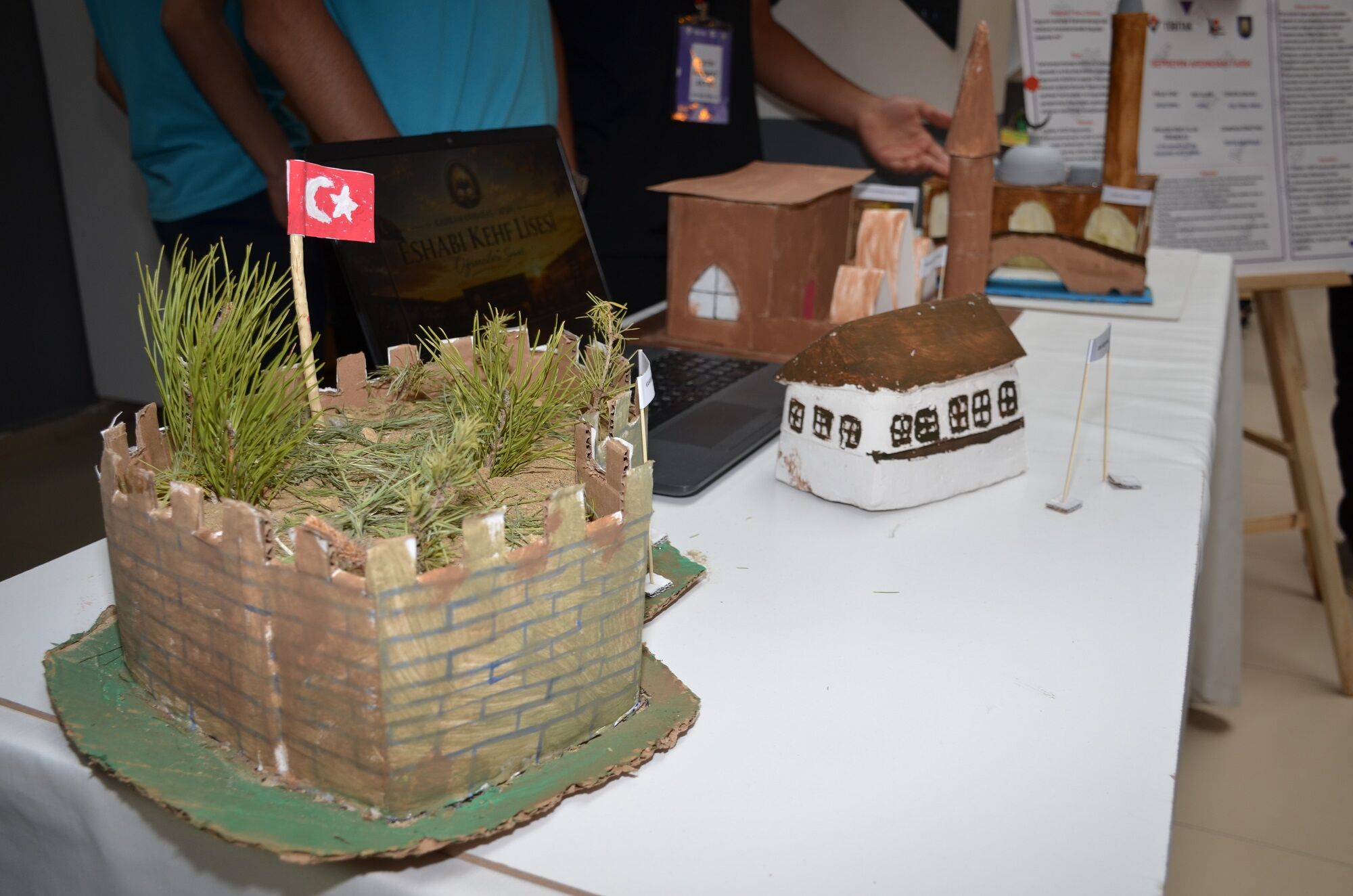 Eshab I Kehf Anadolu Lisesi’nde Tübi̇tak Bilim Fuarı Açıldı (15)