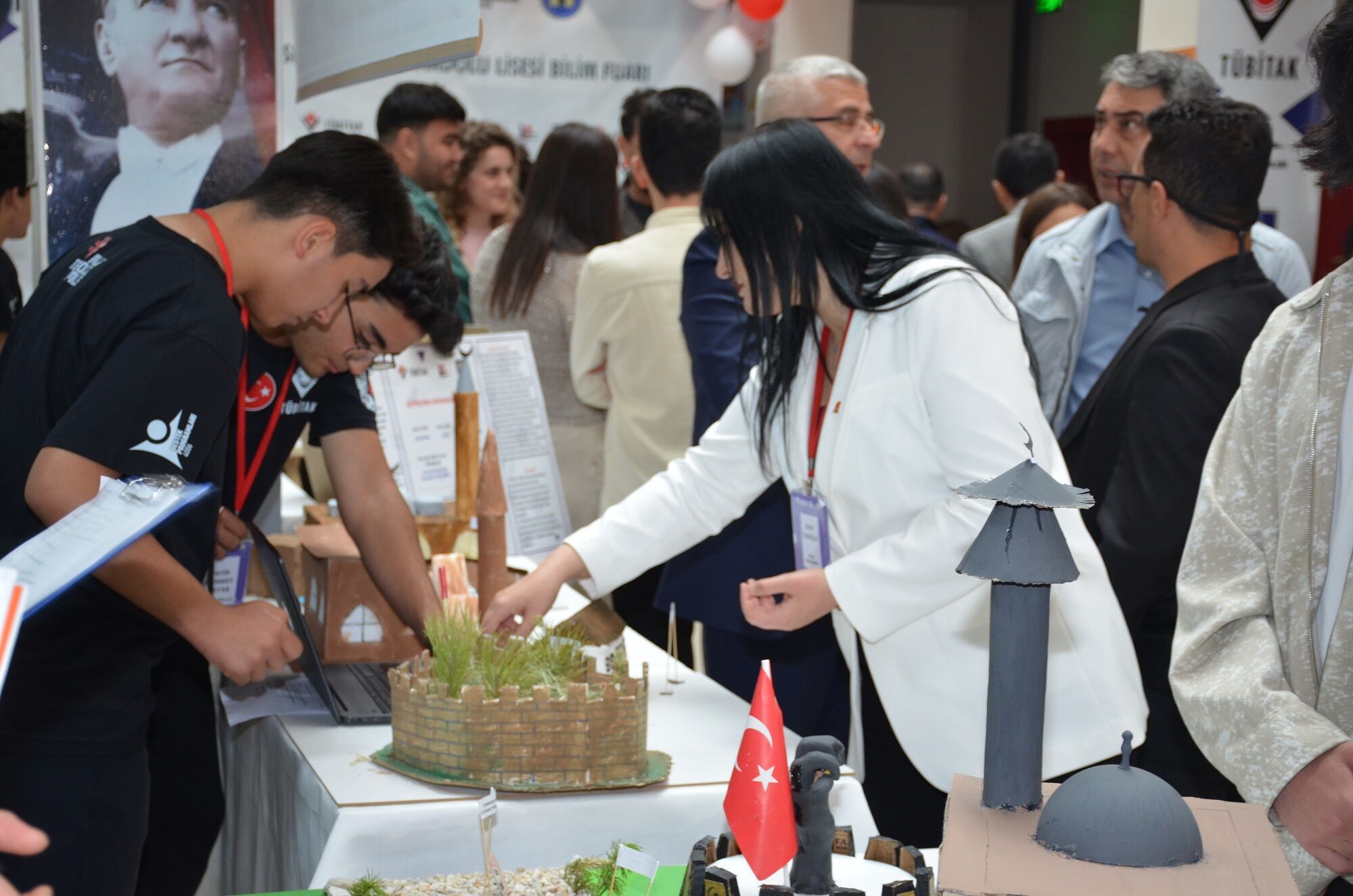 Eshab I Kehf Anadolu Lisesi’nde Tübi̇tak Bilim Fuarı Açıldı (20)