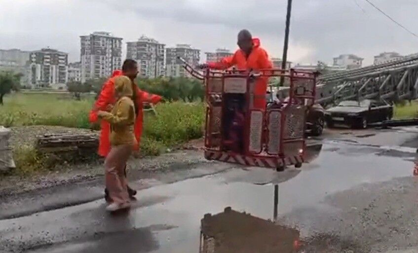 Ev Yangını Mahsur Kalan 3 Kişiyi İtfaiye Kurtardı (3)