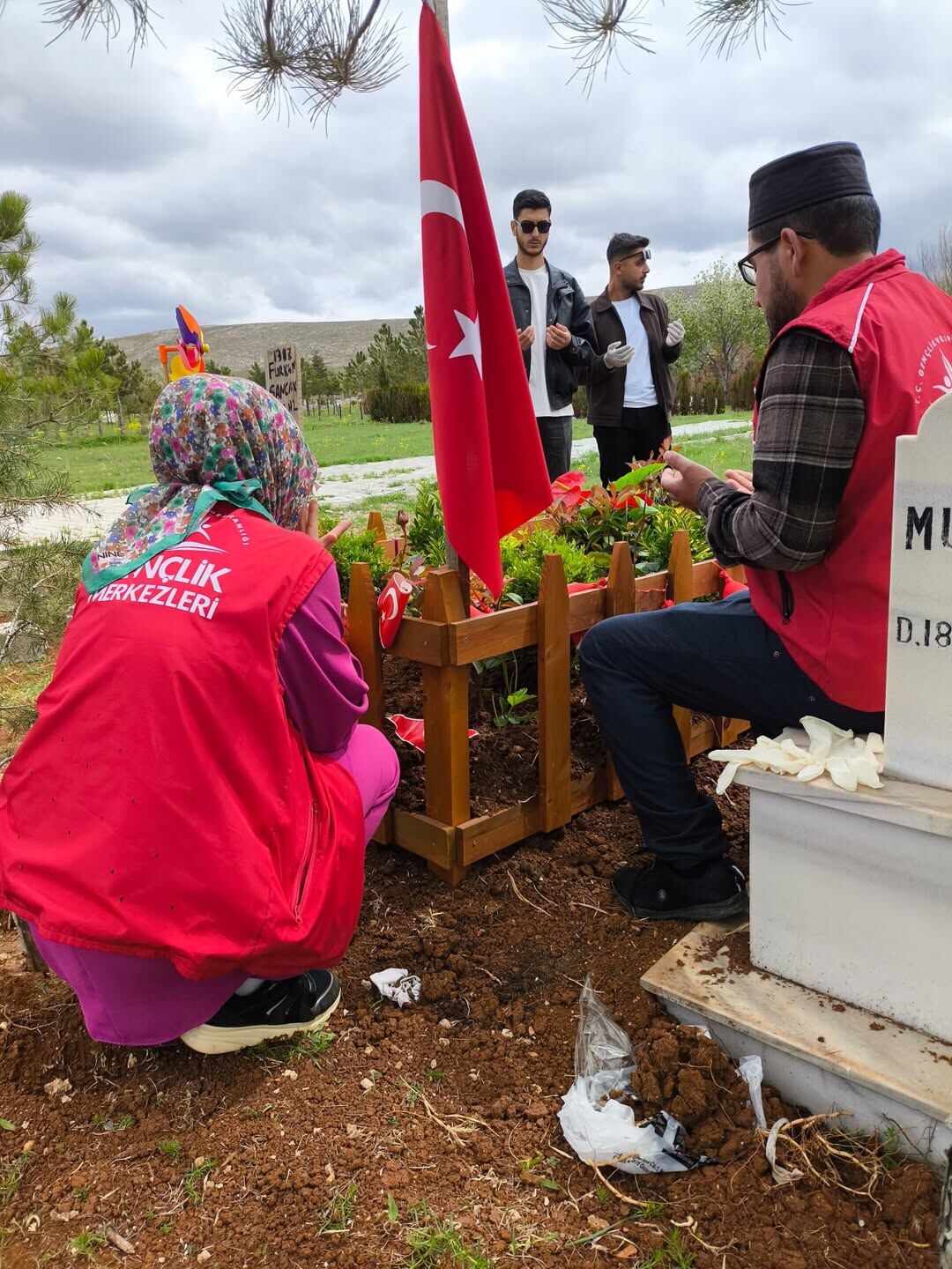 Gençlik Merkezi Gönüllülerimizle Birlikte Anlamlı Ve Farkındalık Oluşturan Bir Mezarlık Temizliğ (1)