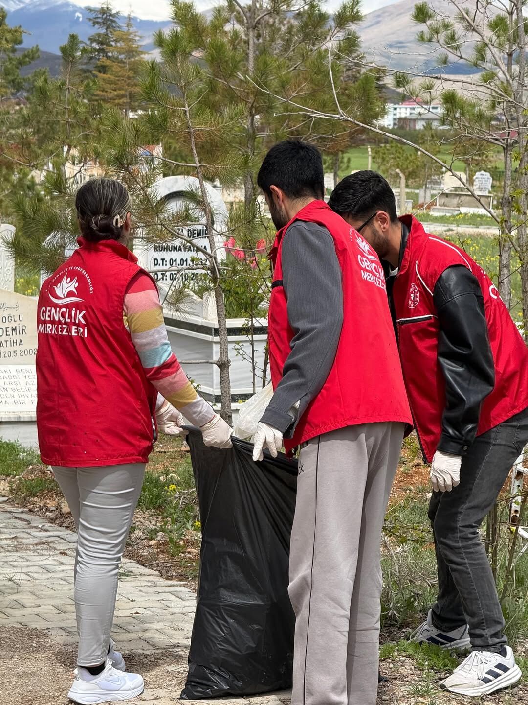 Gençlik Merkezi Gönüllülerimizle Birlikte Anlamlı Ve Farkındalık Oluşturan Bir Mezarlık Temizliğ
