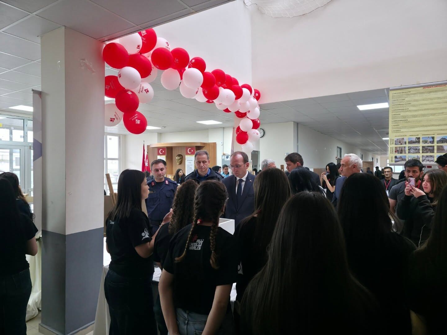 Kaymakam Sarıdoğan’dan Tübi̇tak 4006 Bilim Fuarına Ziyaret3