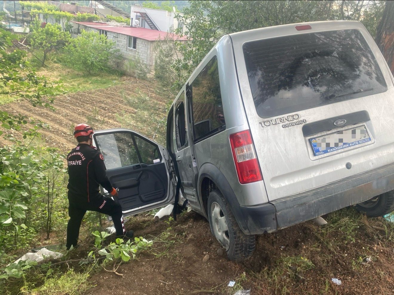 Kontrolden Çıkan Araç Ağaca Çarptı 4 Kişi Yaralandı 1