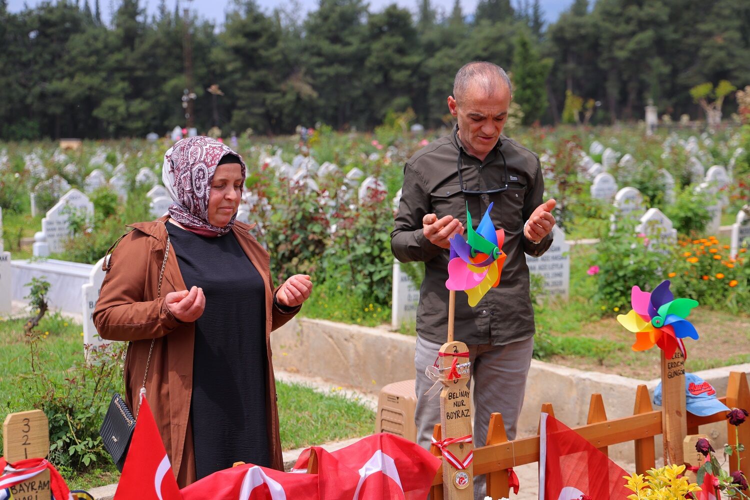 Okul Saldırısında Hayatını Kaybeden Çocukların Ziyaretçileri Eksik Olmuyor (1)