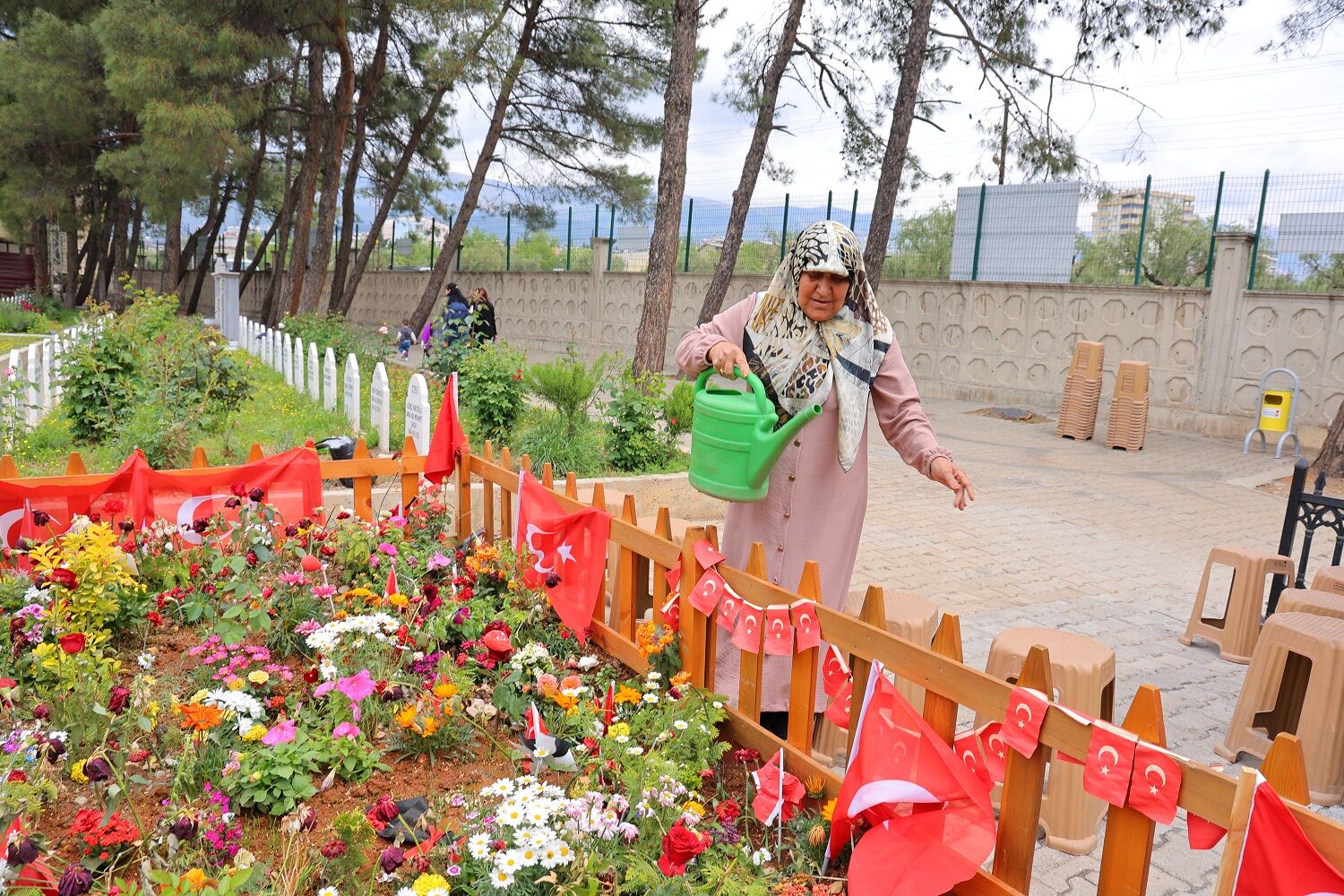Okul Saldırısında Hayatını Kaybeden Çocukların Ziyaretçileri Eksik Olmuyor (3)