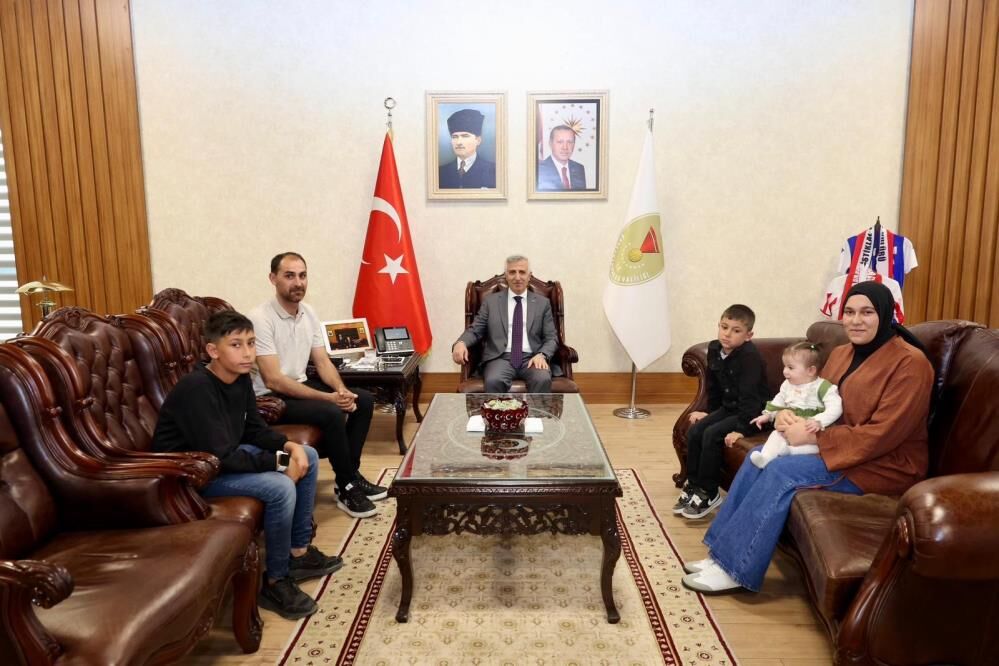 Rüzgarın Düşürdüğü Bayrağa Koşan Yusuf Türkiye’nin Takdirini Kazandı 1