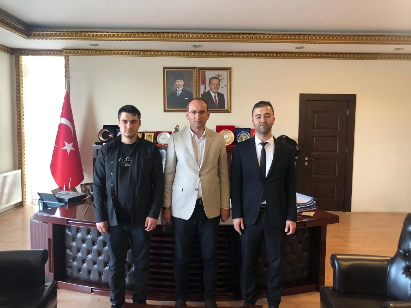 Umre Ödüllü Yarışmada Derece Yapan Öğrencilerden Kaymakam Sarıdoğan’a Ziyaret2