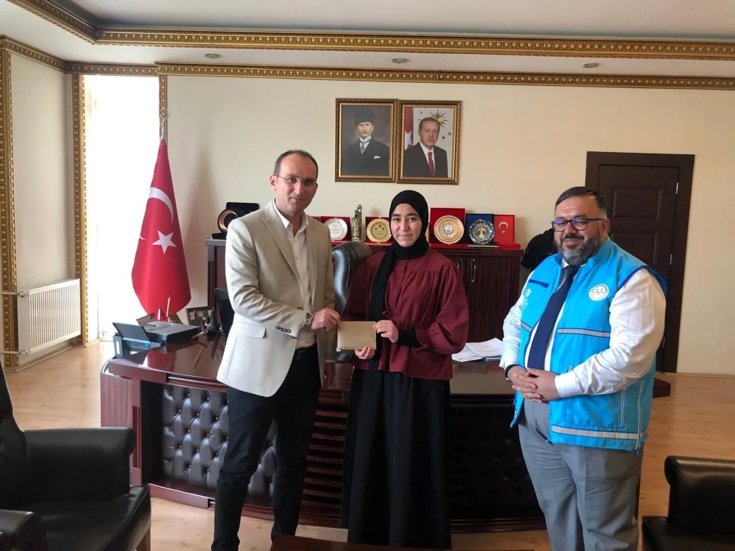 Umre Ödüllü Yarışmada Derece Yapan Öğrencilerden Kaymakam Sarıdoğan’a Ziyaret4