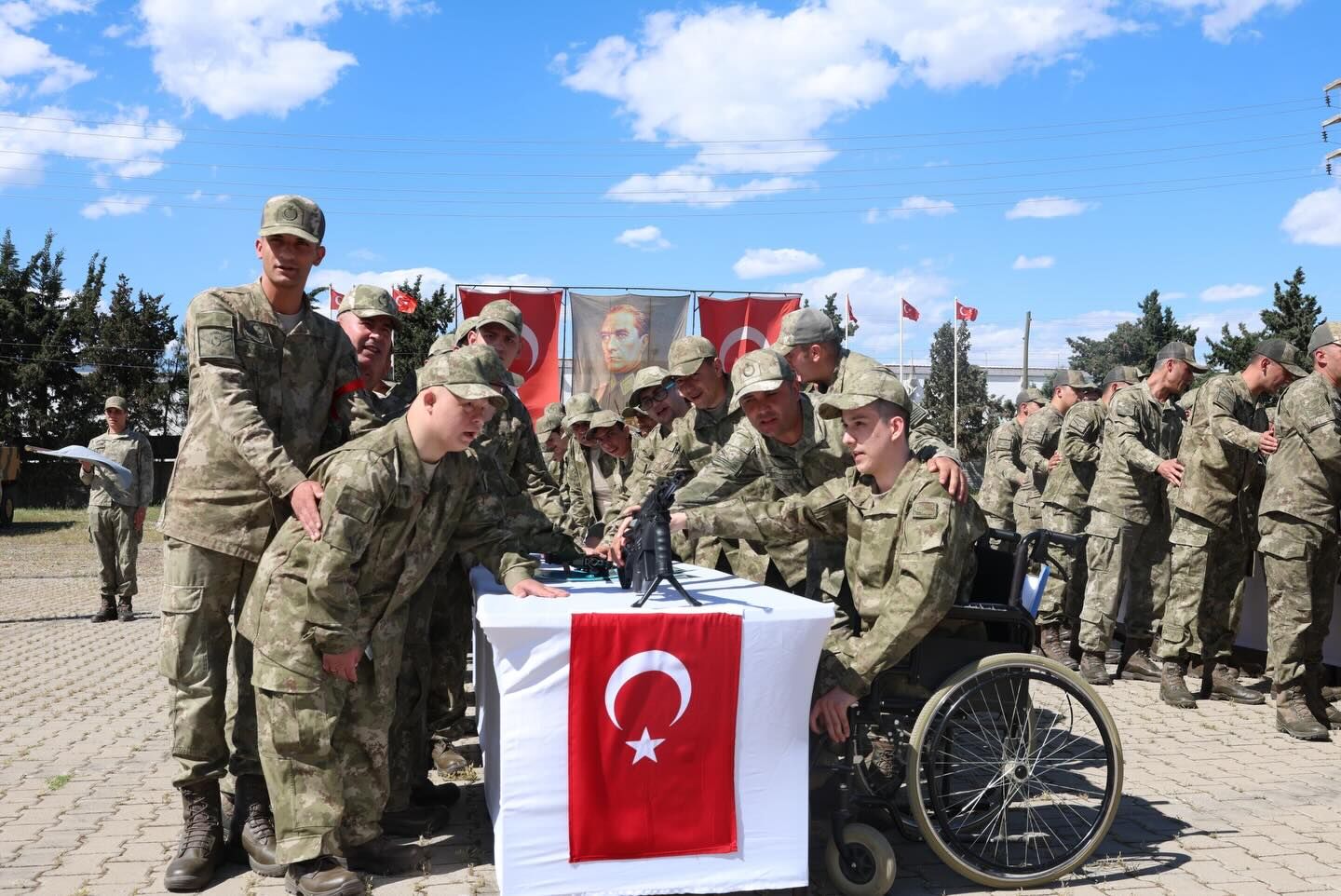 Vali Ünlüer, Özel Gereksinimli Bireylerin Askerlik Heyecanına Ortak Oldu4