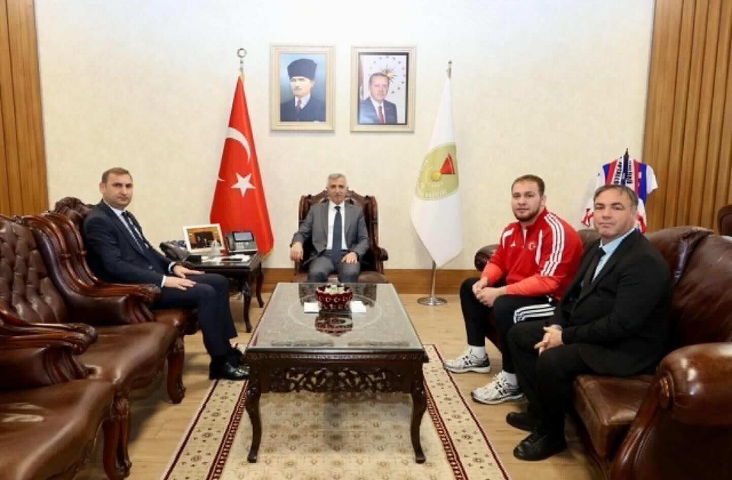 Vali Ünlüer’den Milli Güreşçi Hakan Büyükçıngıl’a Tebrik1