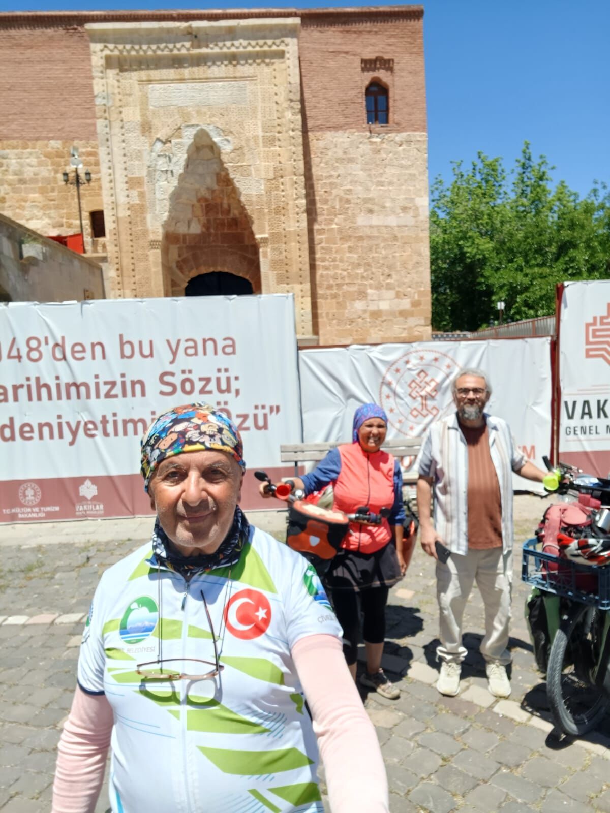 10 Yıldır Pedal Çeviren Çift, Eshab I Kehf’i Hayranlıkla Gezdi