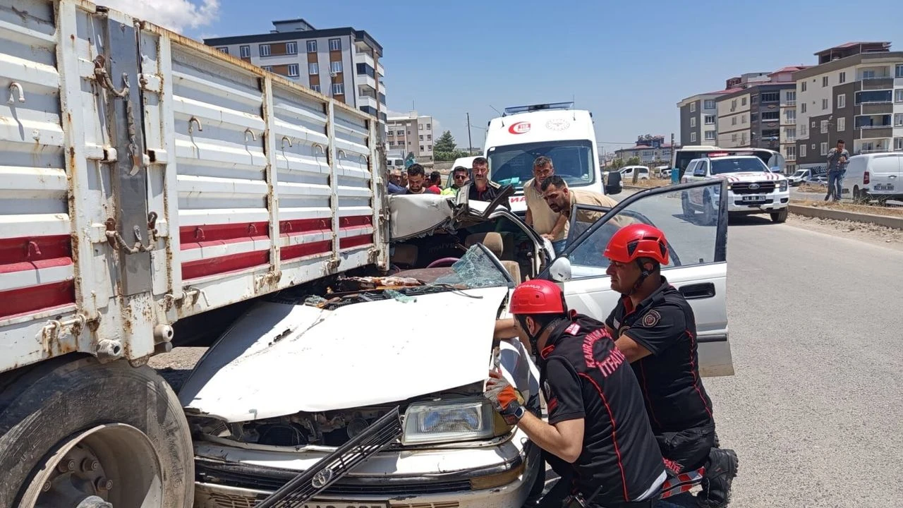 Otomobil Tıra Arkadan Çarptı:2 Yaralı