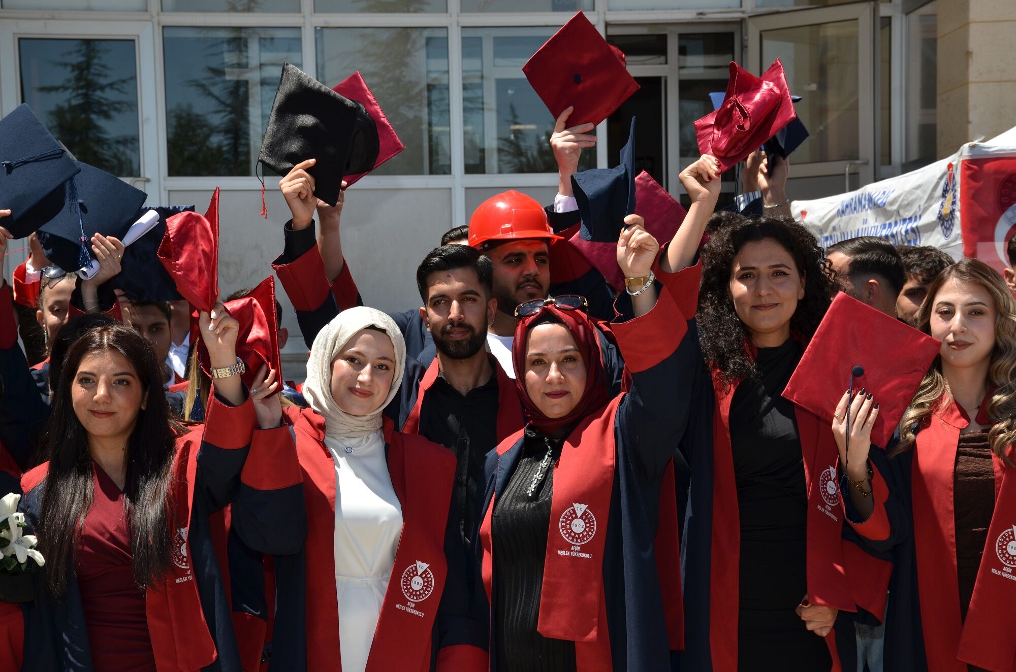 Afşin Myo’da Mezuniyet Coşkusu Yaşandı 30. Dönem Mezunları Kep Attı (1)
