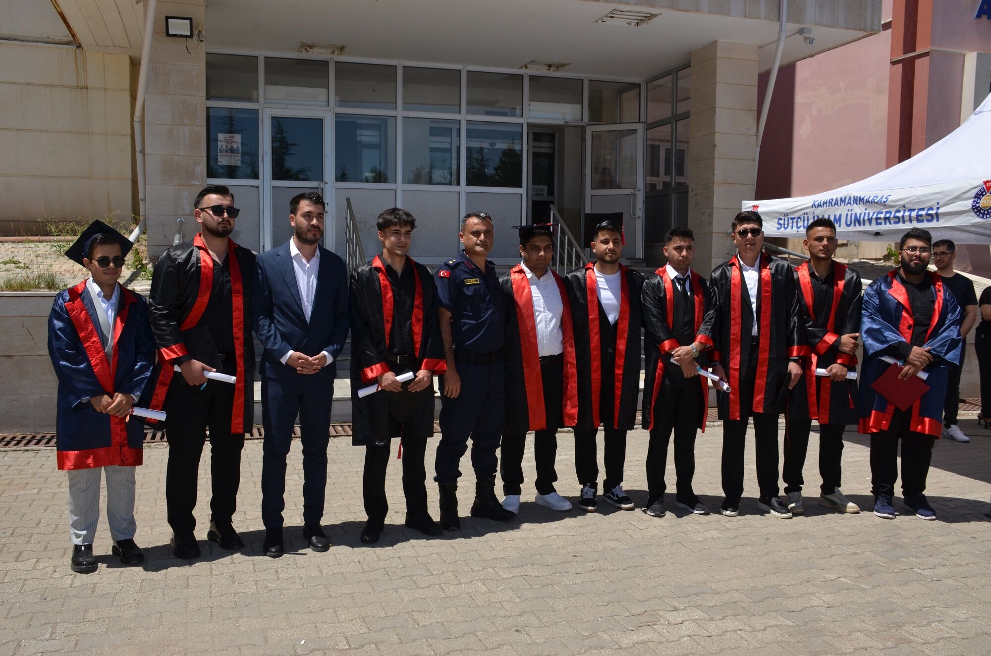 Afşin Myo’da Mezuniyet Coşkusu Yaşandı 30. Dönem Mezunları Kep Attı (10)