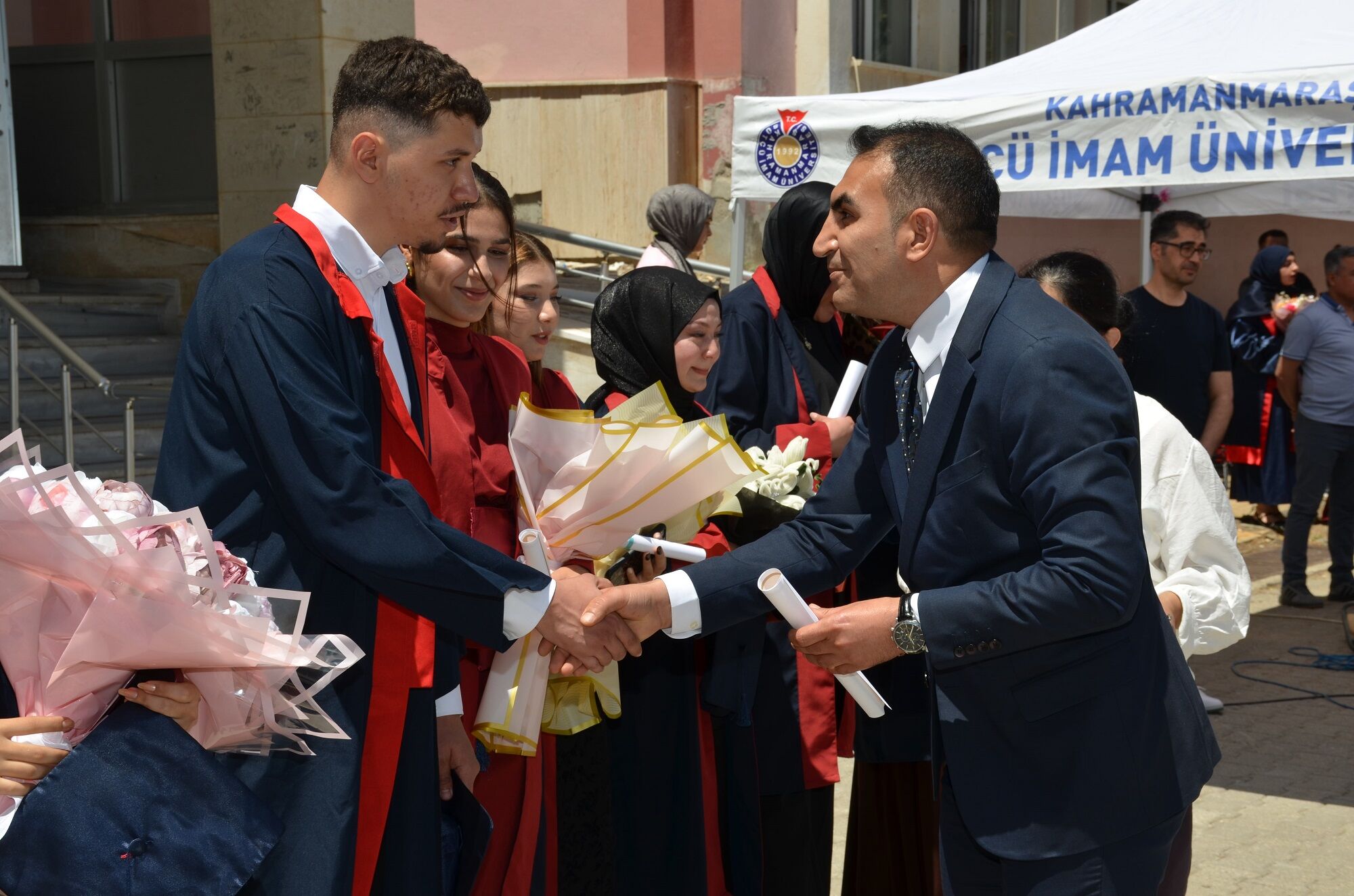 Afşin Myo’da Mezuniyet Coşkusu Yaşandı 30. Dönem Mezunları Kep Attı (12)