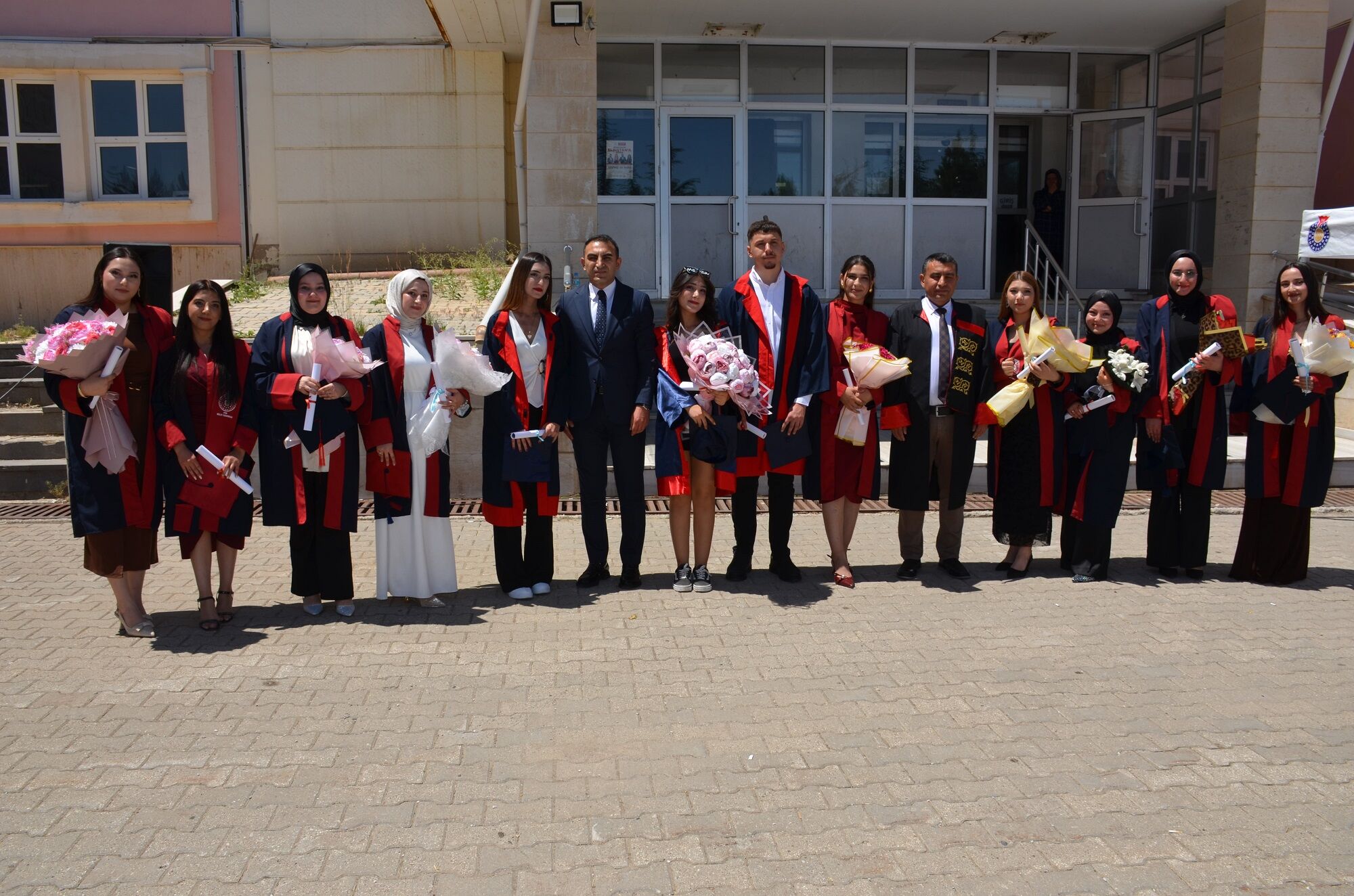 Afşin Myo’da Mezuniyet Coşkusu Yaşandı 30. Dönem Mezunları Kep Attı (13)