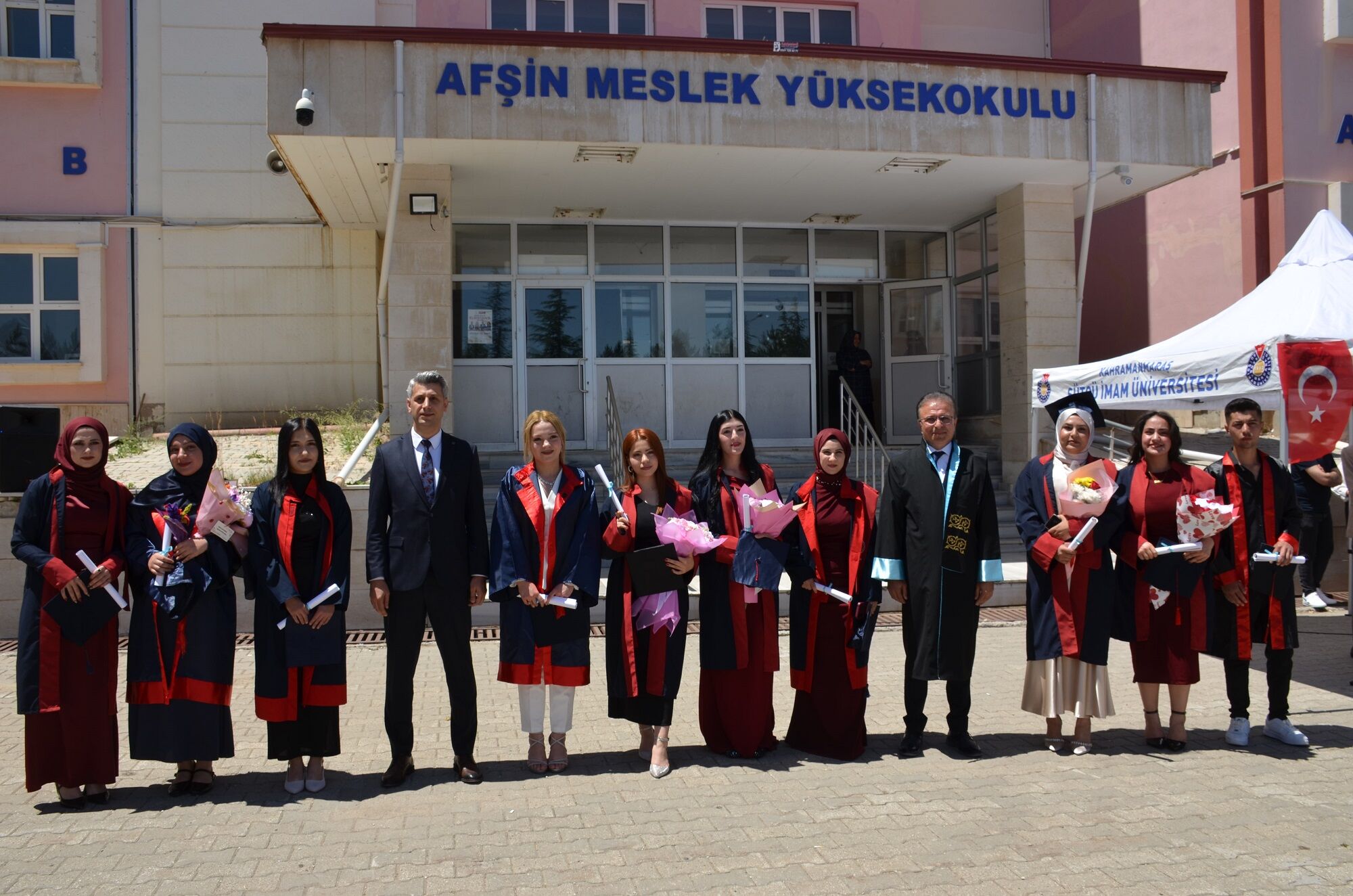 Afşin Myo’da Mezuniyet Coşkusu Yaşandı 30. Dönem Mezunları Kep Attı (15)