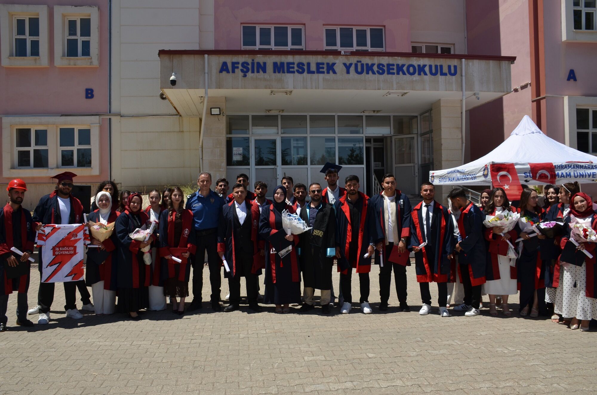 Afşin Myo’da Mezuniyet Coşkusu Yaşandı 30. Dönem Mezunları Kep Attı (21)