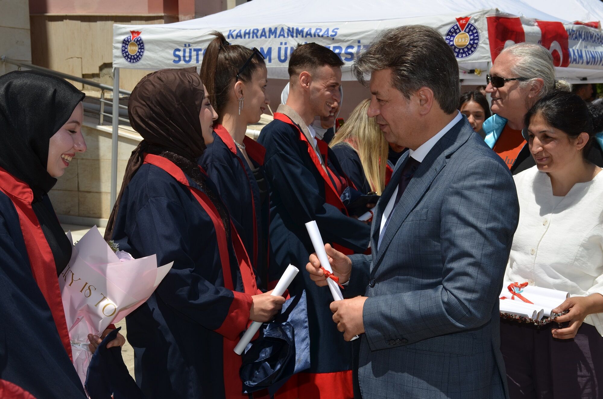 Afşin Myo’da Mezuniyet Coşkusu Yaşandı 30. Dönem Mezunları Kep Attı (24)