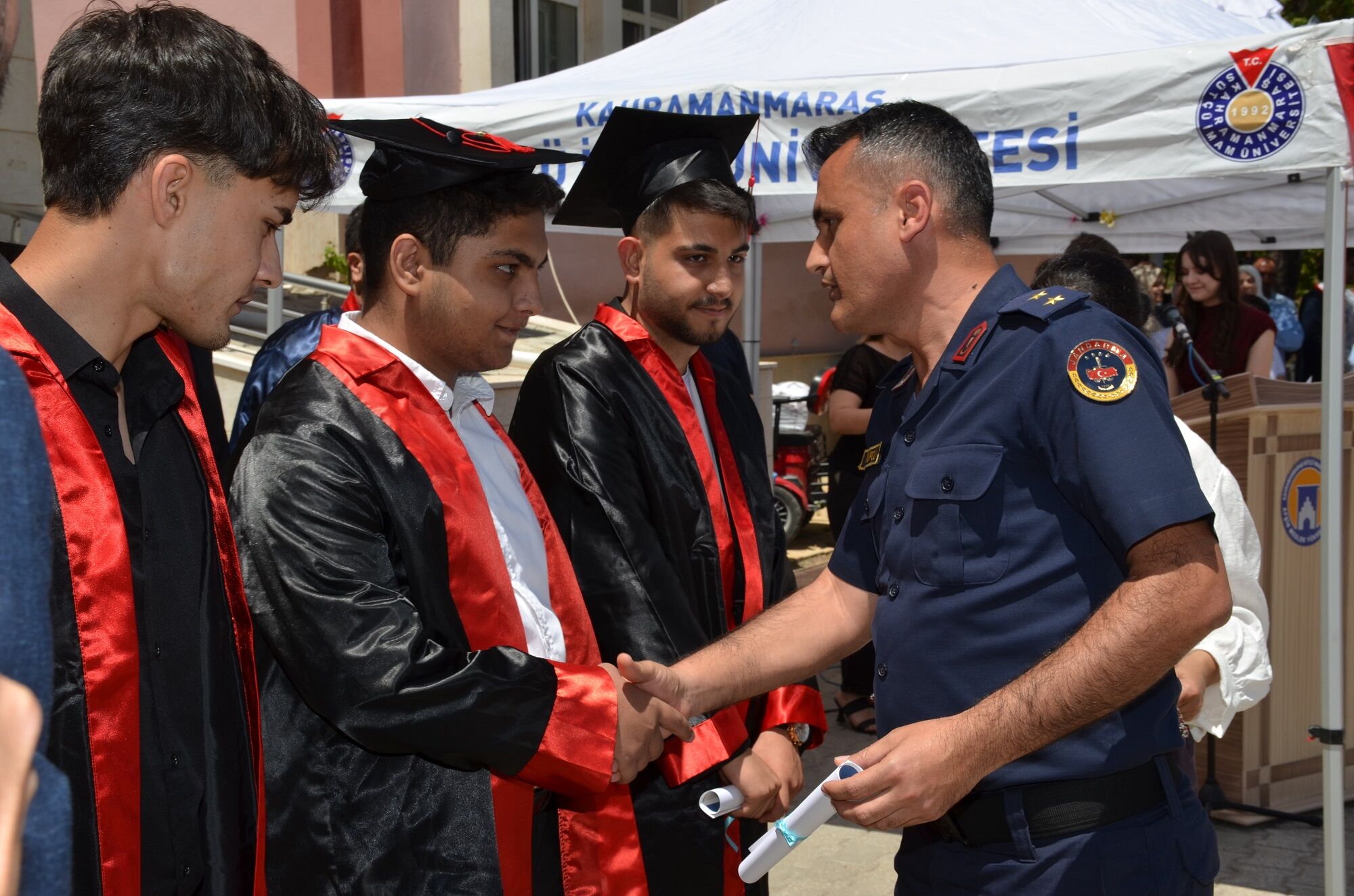 Afşin Myo’da Mezuniyet Coşkusu Yaşandı 30. Dönem Mezunları Kep Attı (9)