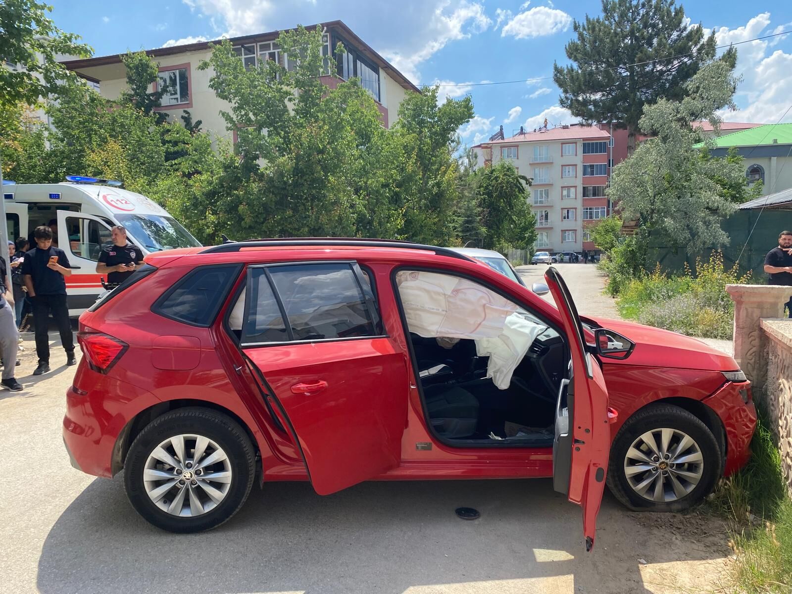 Afşin’de İki Otomobil Çarpıştı (3)