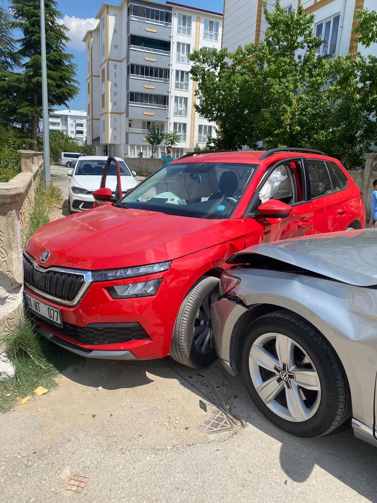 Afşin’de İki Otomobil Çarpıştı (4)