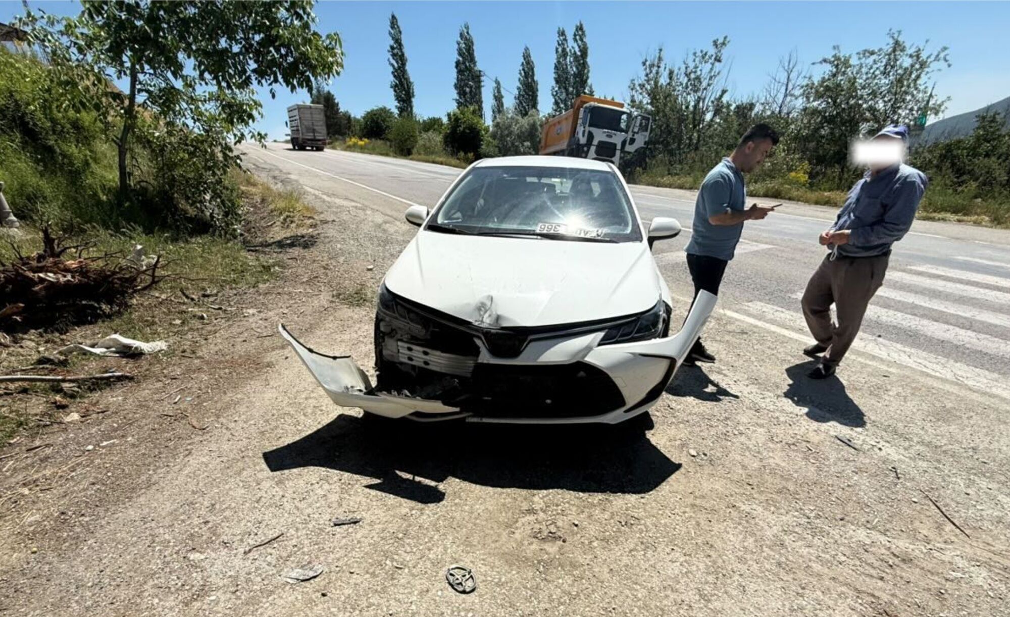 Afşin’de Kamyona Çarpmamak İçin Manevra Yapan Araç Yoldan Çıktı (1)