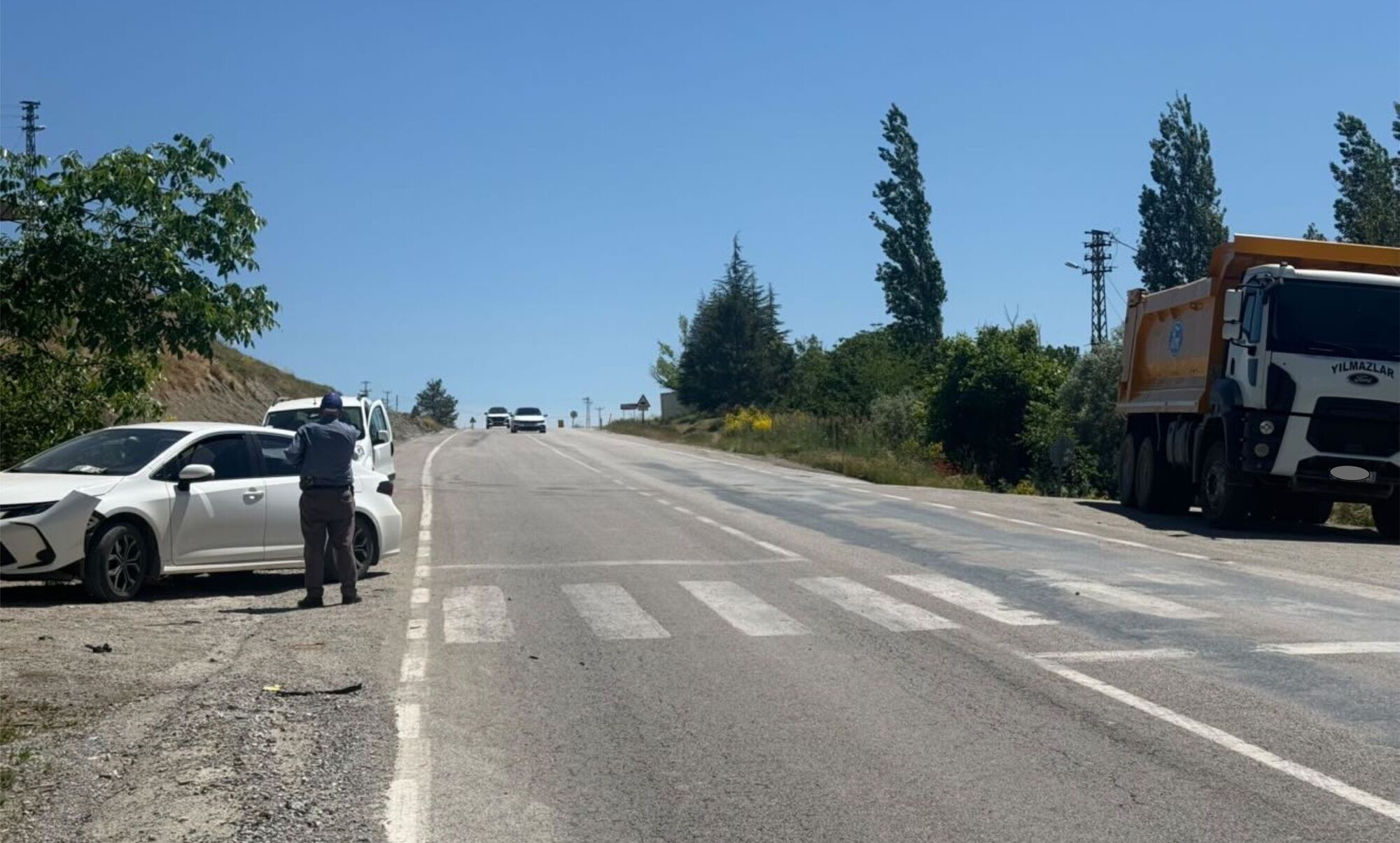 Afşin’de Kamyona Çarpmamak İçin Manevra Yapan Araç Yoldan Çıktı (2)